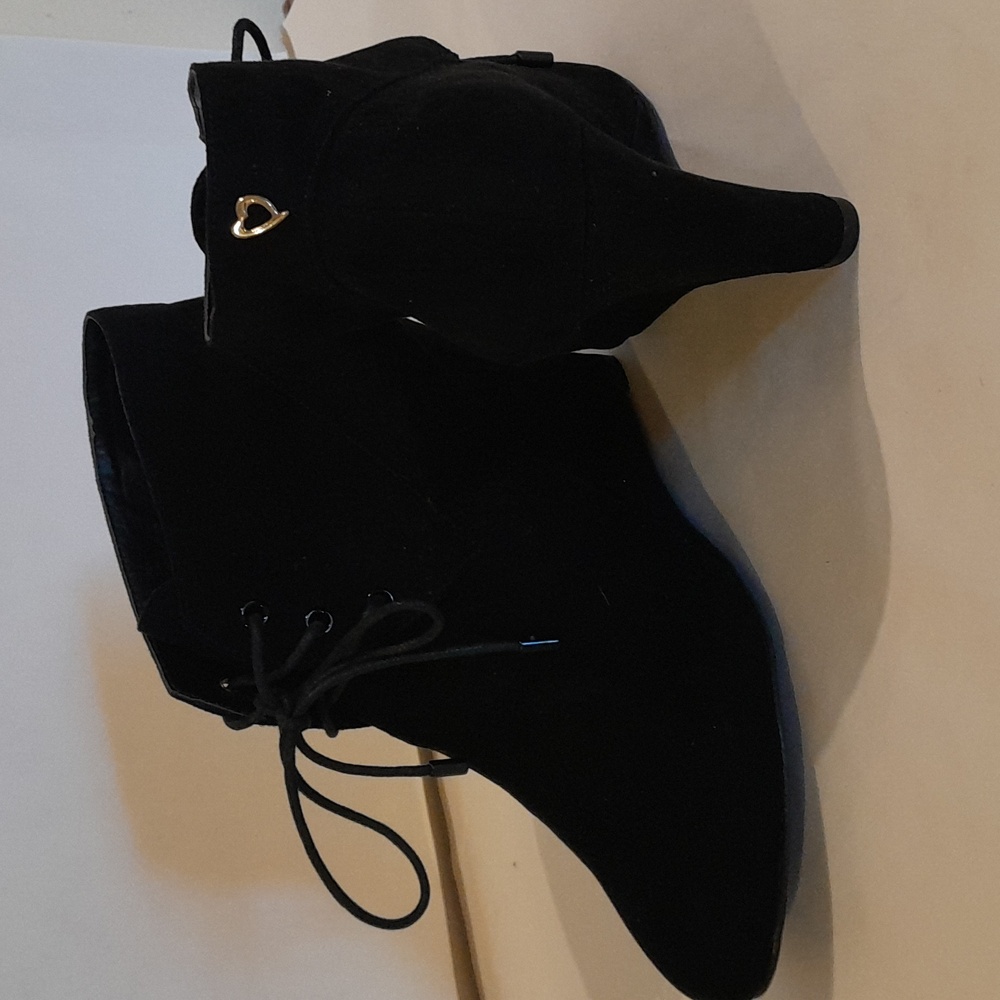 Black seude wedged boot.